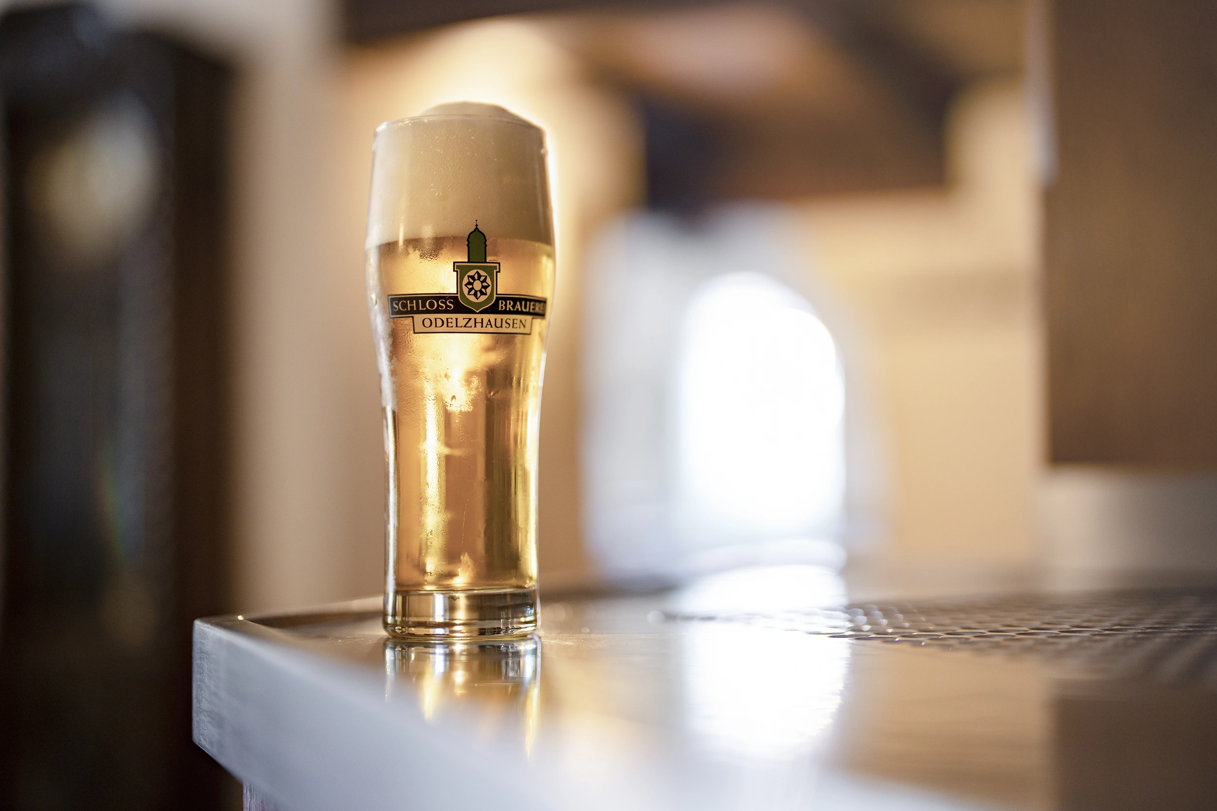 Frisch gezapftes Helles im Glas der Schlossbrauerei Odelzhausen