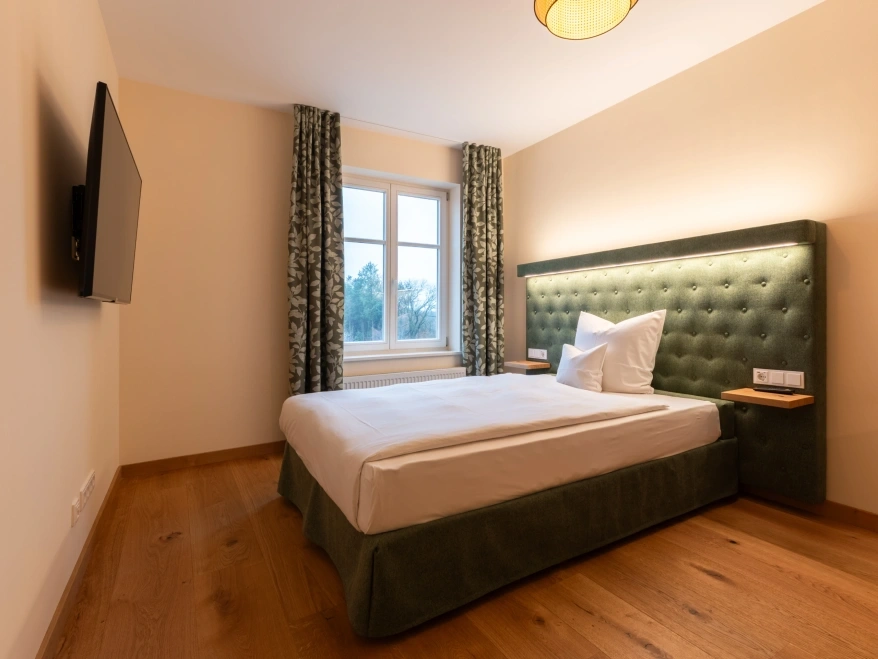 Hotelzimmer Ansicht für Einzelzimmer Kapelle mit grünem Bett und Fenster